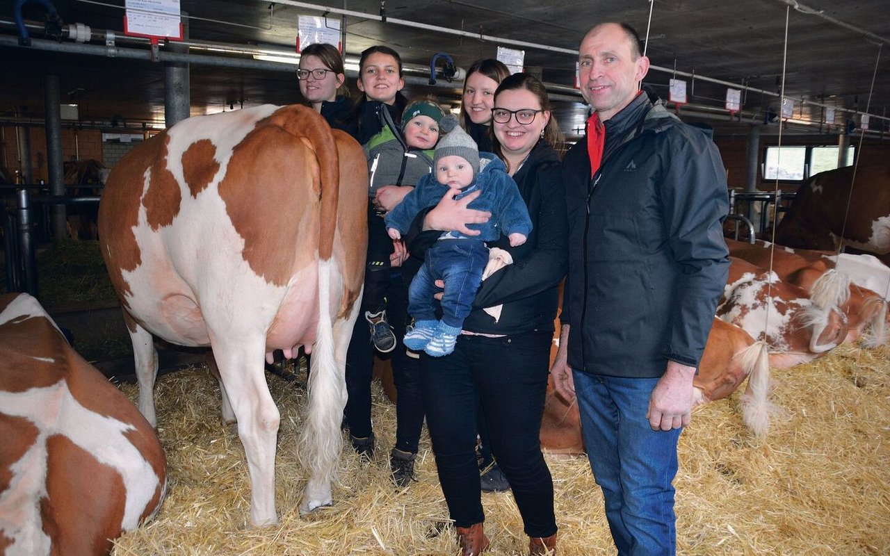 Züchter Walter Schnider mit seinen Töchtern Mirjam, Lydia, Daniela und Gisela (v. l.) und den beiden Enkeln.