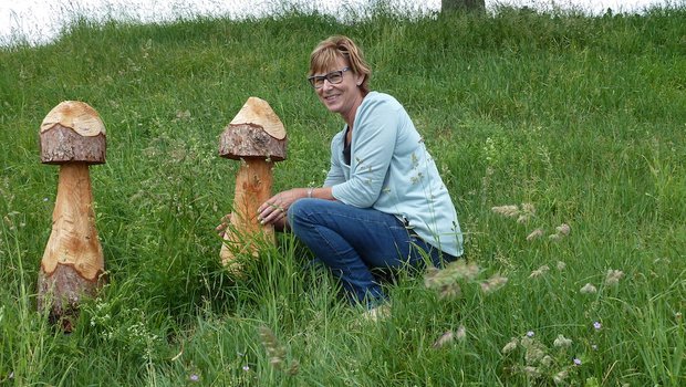 Um auf ihr Angebot für Pilz-Hölzer aufmerksam zu machen, hat Cornelia Keller zwei Pilze aus Holz geschnitzt. (Bild jsc)