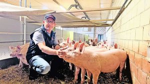 Roman Winiger im Vor Roman Winiger im Vormaststall. Das Vlies-Dach im Liegebereich sorgt für Wärme.