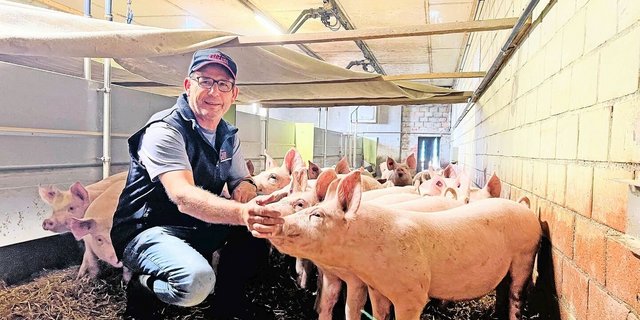 Roman Winiger im Vormaststall. Das Vlies-Dach im Liegebereich sorgt für Wärme.