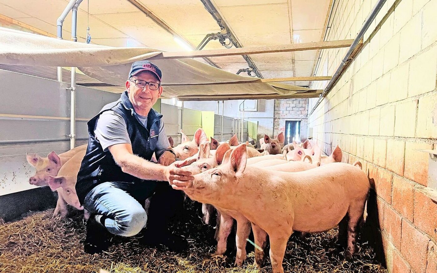 Roman Winiger im Vormaststall. Das Vlies-Dach im Liegebereich sorgt für Wärme.