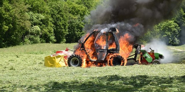 Die Feuerwehr Mittelprättigau rückte mit fünf Einsatzkräften aus und löschte den Brand. (Bild Kantonspolizei Graubünden)