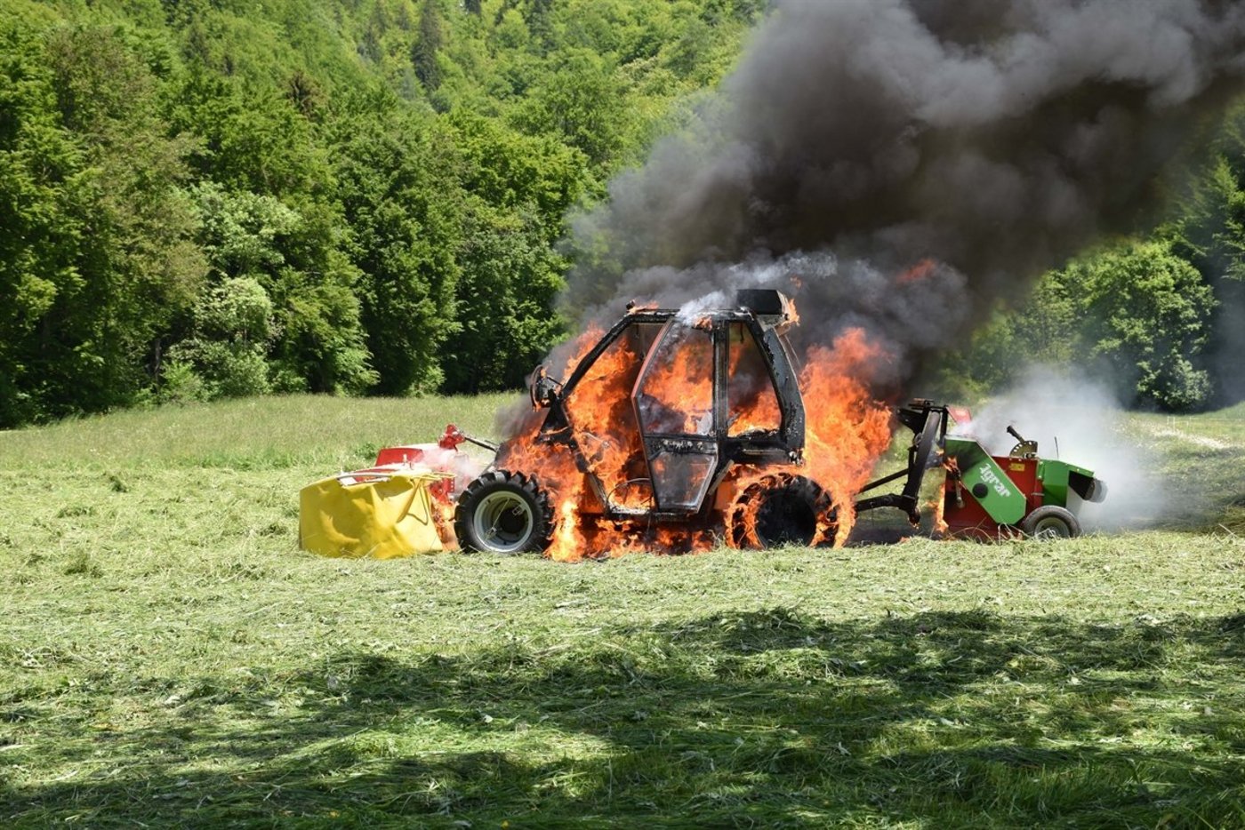 Die Feuerwehr Mittelprättigau rückte mit fünf Einsatzkräften aus und löschte den Brand. (Bild Kantonspolizei Graubünden)