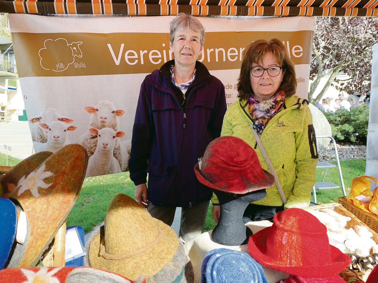 Frieda Steffen (l.) und Elisabeth Baumann, Präsidentin des Vereins Urner Wolle, mit Filzhüten aus Urner Schafwolle.(Bilder js)