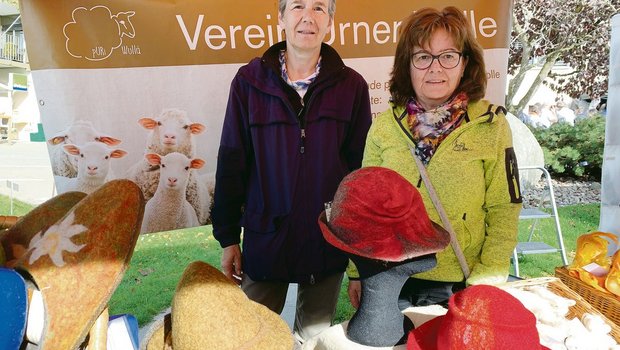 Frieda Steffen (l.) und Elisabeth Baumann, Präsidentin des Vereins Urner Wolle, mit Filzhüten aus Urner Schafwolle.(Bilder js)