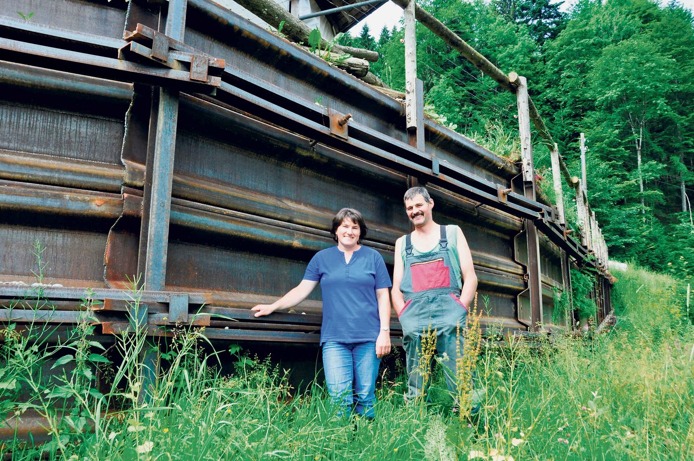 Die Berghilfe ist eingesprungen: Heidi und Damian Odermatt vor der neuen Verbauung des instabilen Hangs unter ihrem Stall. (Bilder Max Hugelshofer)