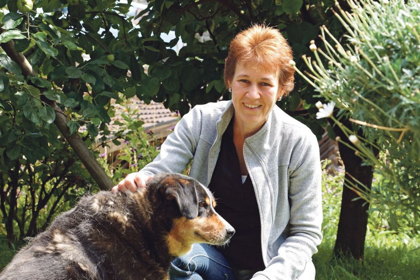Monika Streit mit Hofhündin Selma, die sich mit einem Leckerli zum Fototermin überreden liess. Mit der richtigen Verpflegung geht eben vieles einfacher, weiss die Bäuerin aus Veltheim. (Bild Ruth Aerni)