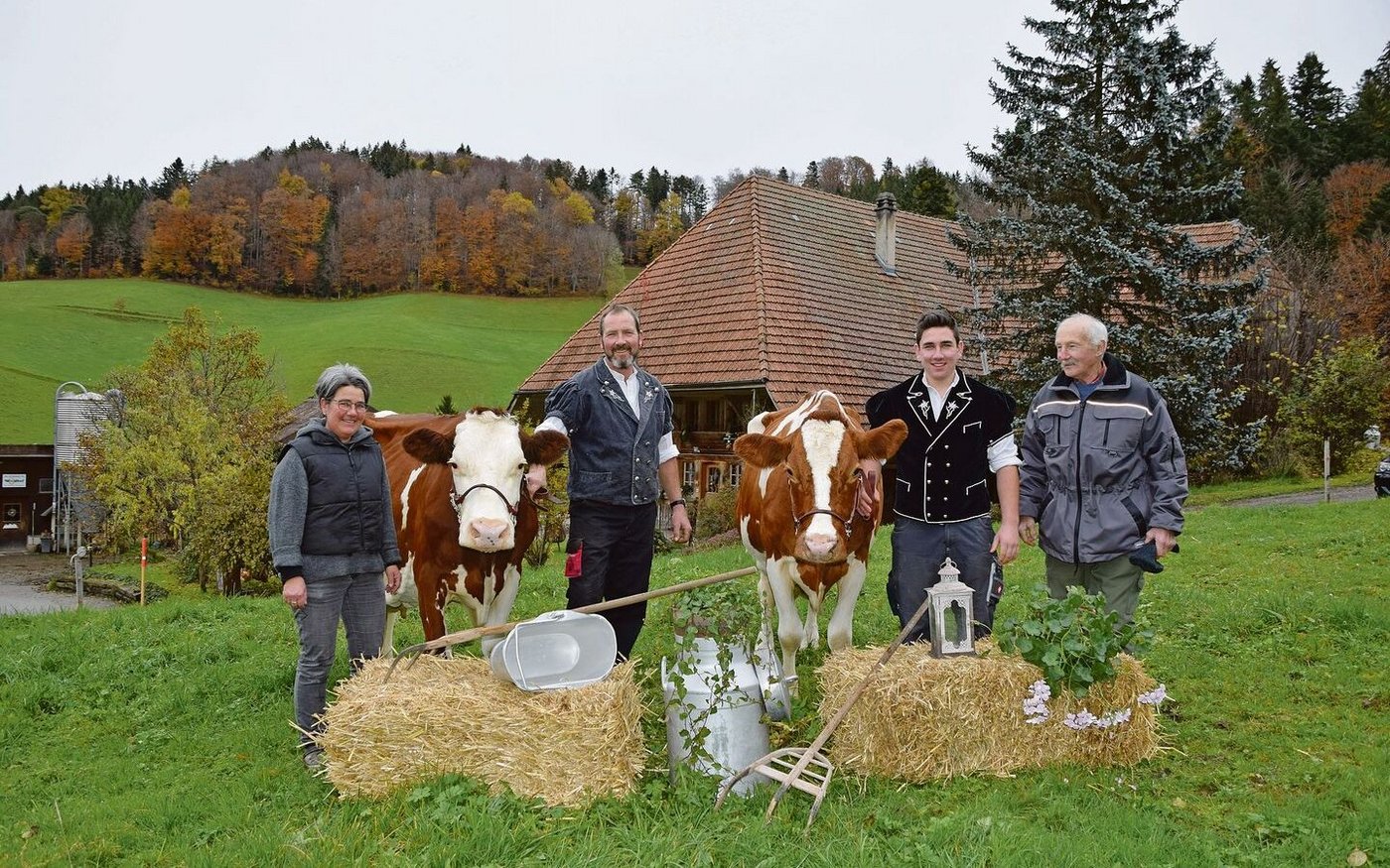 Susanne und Urs Bernhard mit Sohn Nils und dem Grossvater Hans-Ueli Bernhard. An der Halfter die Zwillingskühe Juni und Juli. Zwei Stadler-Töchter, welche kürzlich die 100 000er-Milchmarke überschritten haben.