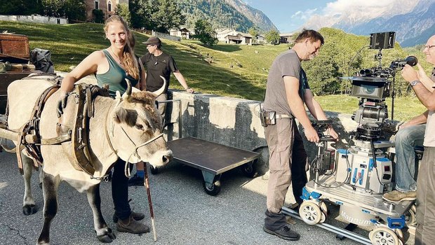 Vera Hofer mit Elly am Filmset von «Jakobs Ross». Während zwei Monaten war die Kuh für die Dreharbeiten im Tessin untergebracht.