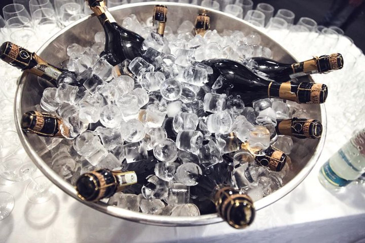 Champagner-Flaschen wechseln bei der richtigen Trinktemperatur die Farbe. (Symbolbild Pixabay)
