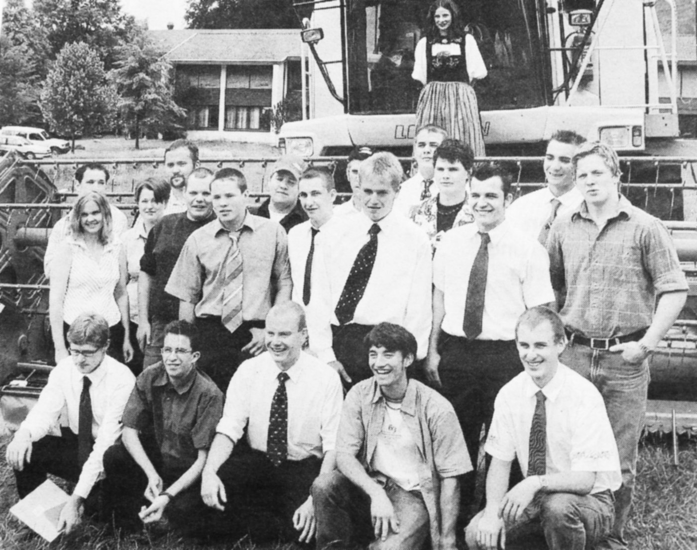Aus dem Fotoalbum von Werner Iten, ganz rechts stehend: Schlussfeier der Landwirt/innen EFZ am LZ LIebegg im Jahr 2004. (Bild zVg)