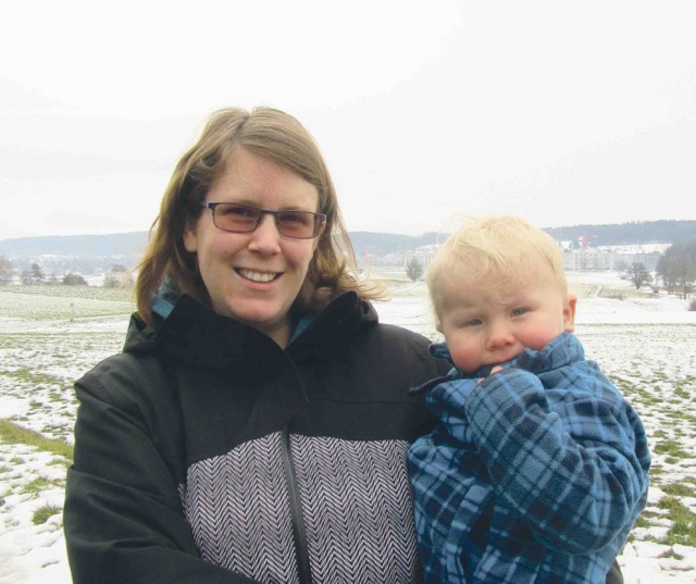 Claudia Ulrich mit Frohnatur Jonas, 17 Monate alt, der ab Sommer ein Geschwisterchen haben wird.  (Bild mr)