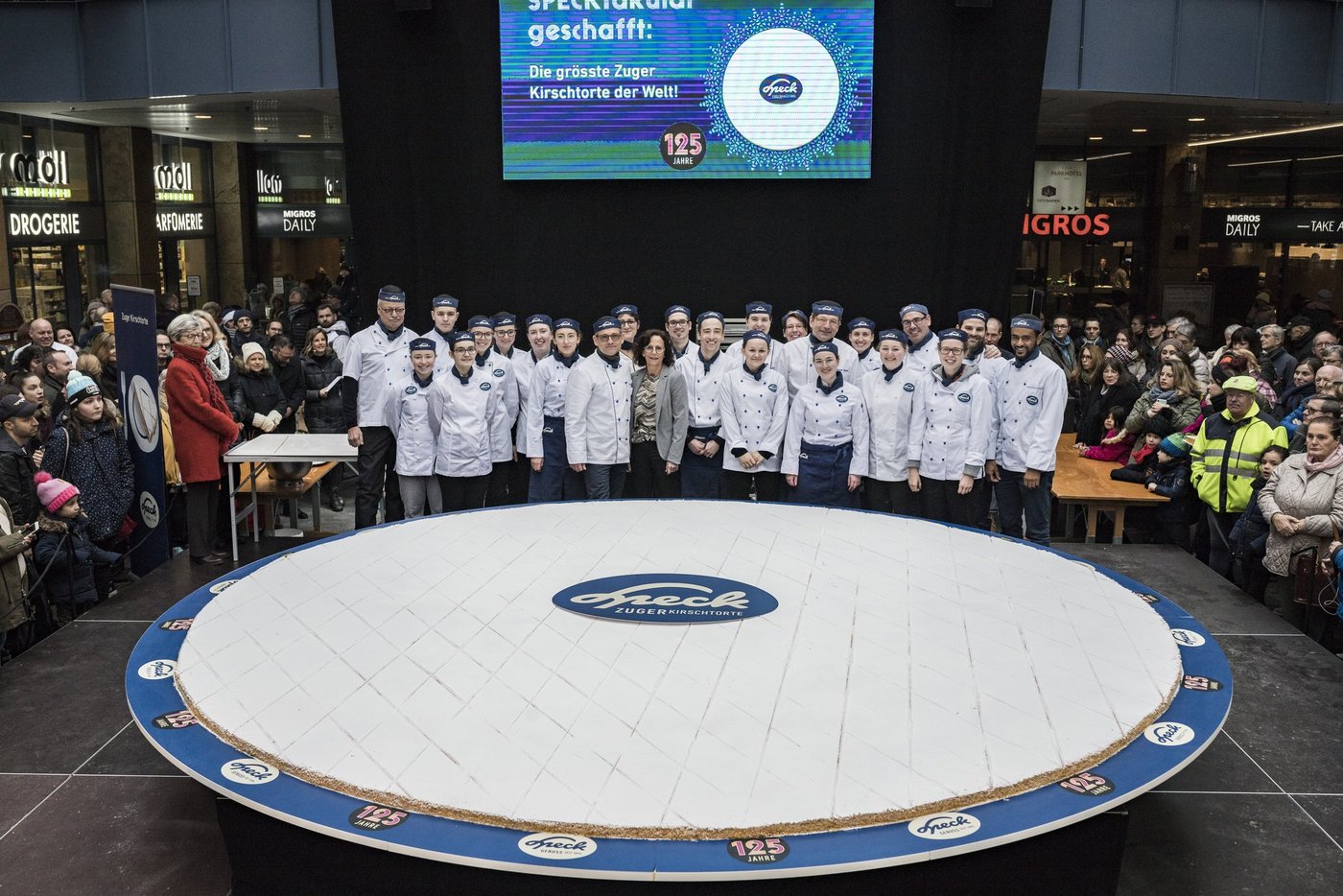Stolz präsentieren die ZuckerbäckerInnen der Confiserie Speck ihr Werk. (Bild Confiserie Speck)