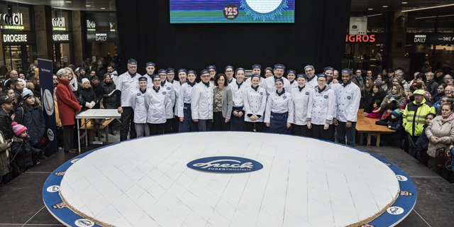 Stolz präsentieren die ZuckerbäckerInnen der Confiserie Speck ihr Werk. (Bild Confiserie Speck)