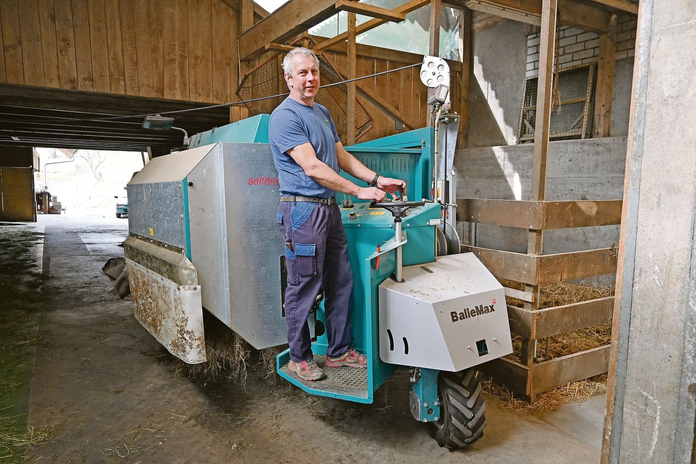 Der Ballemax-Ballenabwickler hat auch einen kleinen Mischer integriert und erleichtert Reto Schmutz die Fütterung sehr.