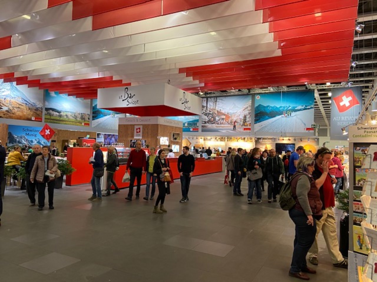 Luftige Halle mit Schweizer Kreuz an der Decke: Der Auftritt der Schweiz an der Grünen Woche in Berlin. (Bild akr)