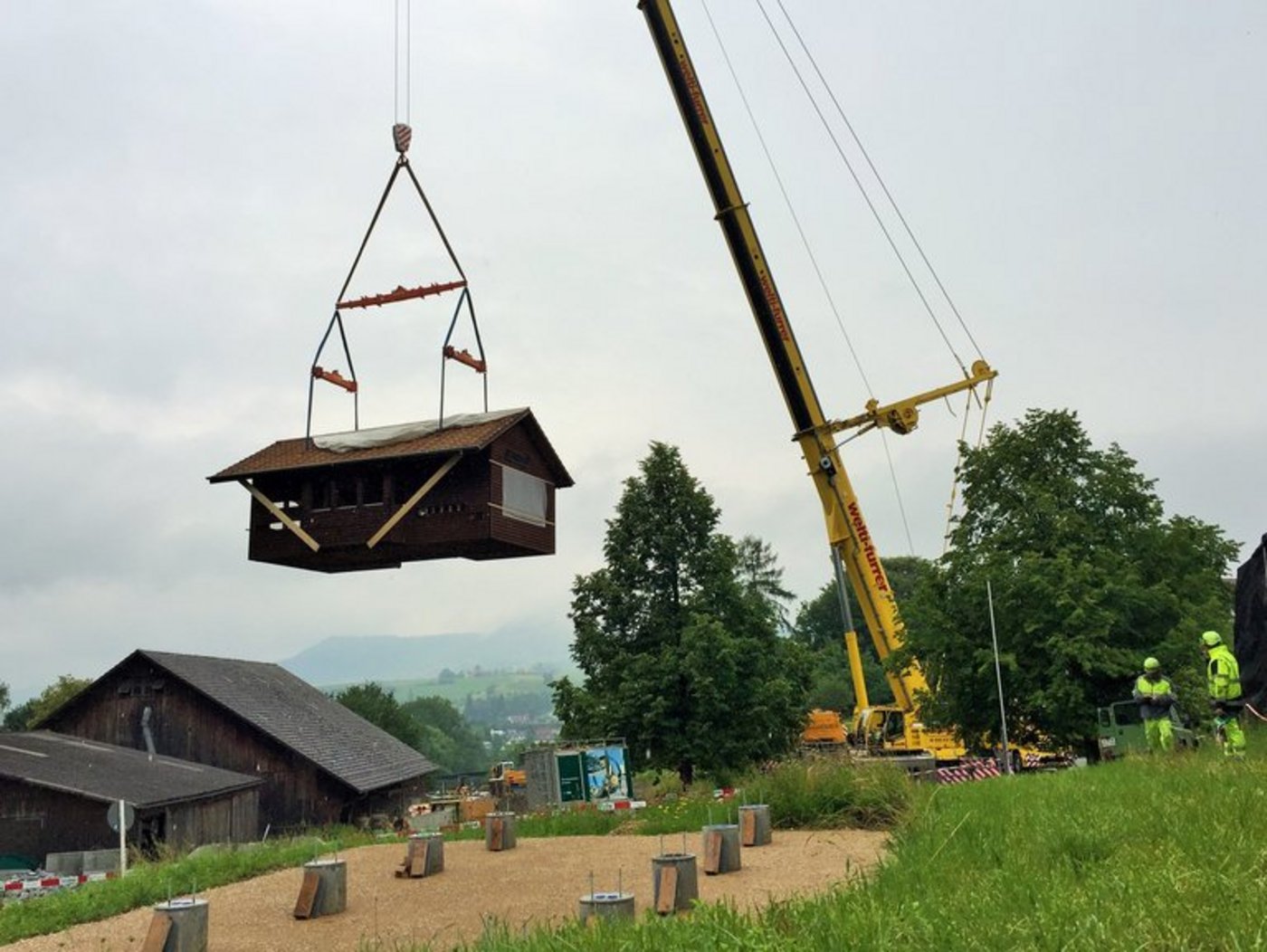 Der Lehrbienen-Stand in den Lüften. (Bild Franziska Hämmerli/Fibl)