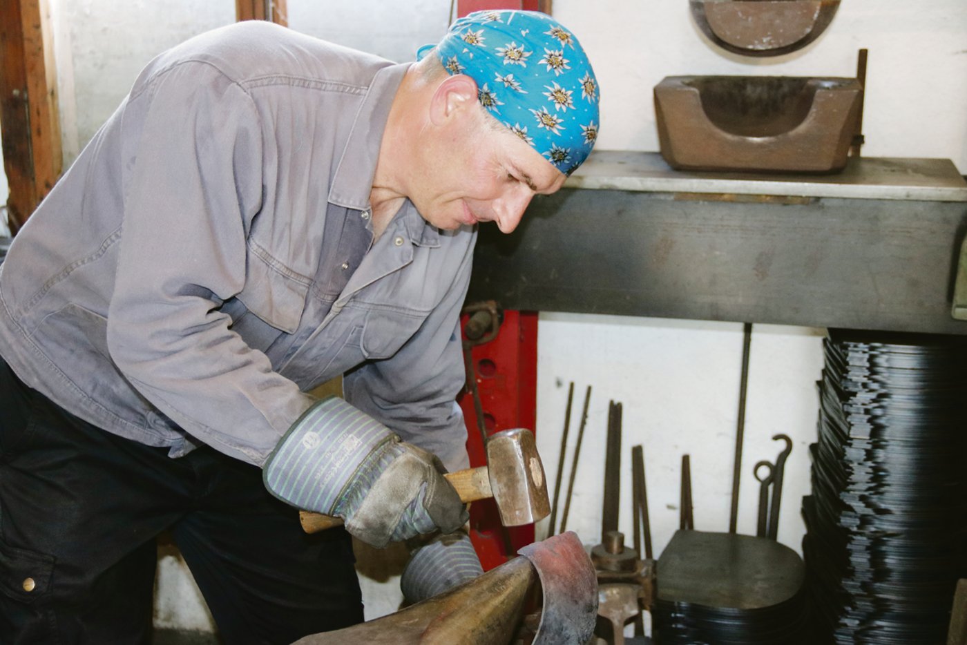 Das rot glühende Eisen wird geformt. Es ist schmiedbar, solange die Temperatur nicht unter 800 Grad fällt. (Bilder Benildis Bentolila)