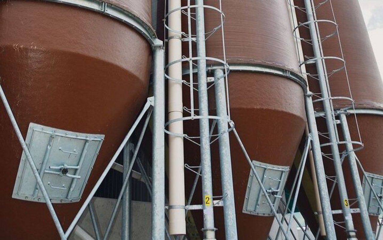 Mehrere Silos für mehrere Futter: Durchmastfutter sei in der Schweinemast nicht mehr zeitgemäss, sagt Peter Spring.