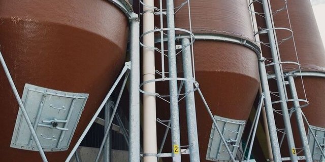 Mehrere Silos für mehrere Futter: Durchmastfutter sei in der Schweinemast nicht mehr zeitgemäss, sagt Peter Spring.