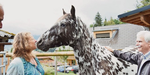 Eine der Teilnehmerinnen, die letztes Jahr mit der Plaktette «Der gute Stall STS» ausgezeichnet wurde: Priska Mathys aus Seftigen BE. Ihr ist es ein Anliegen, dass ihre Pferde auch im Winter viel Bewegung haben. Rechts im Bild: Juror Hanspeter Meier.