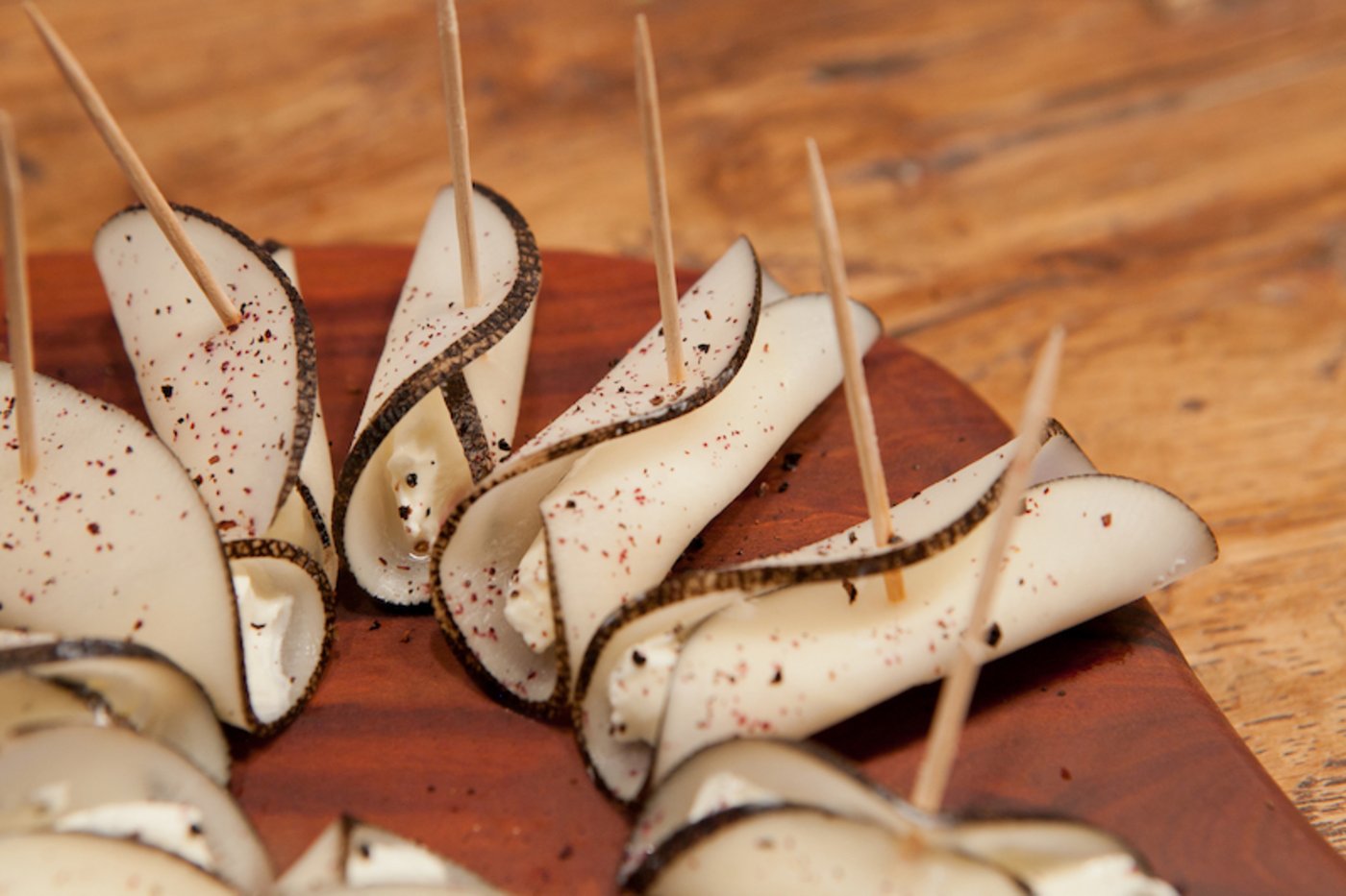 Aus  dünn gehobeltem und blanchiertem Schwarzem Winterrettich kann  man mit etwas Frischkäse im Nu ein feines Apéro zaubern. (Bild Pro Specie Rara)