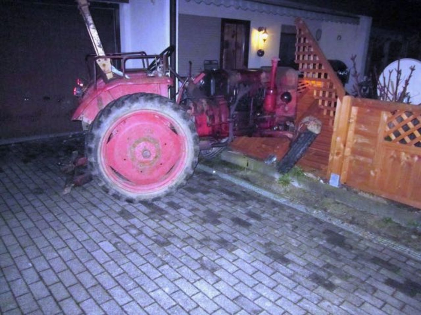 Mit diesem Traktor war der unbekannte Täter unterwegs. (Bild Polizeipräsidium Ludwigsburg)