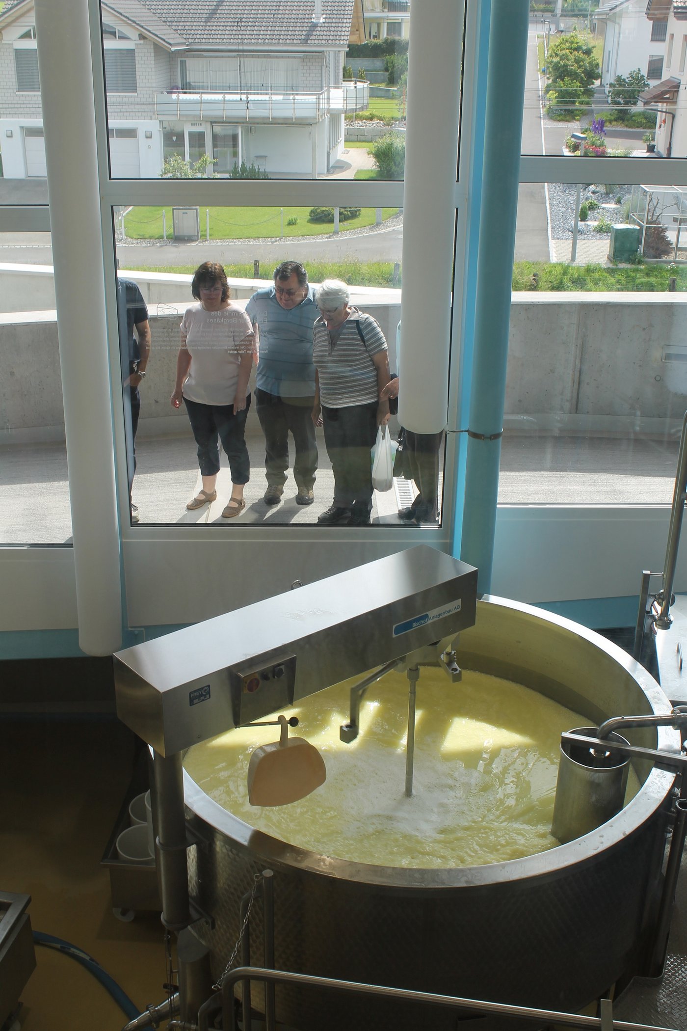 Der direkte Blick ins Käsekessi verlockt die Konsumenten zum Einkaufen von lokalen Produkten.