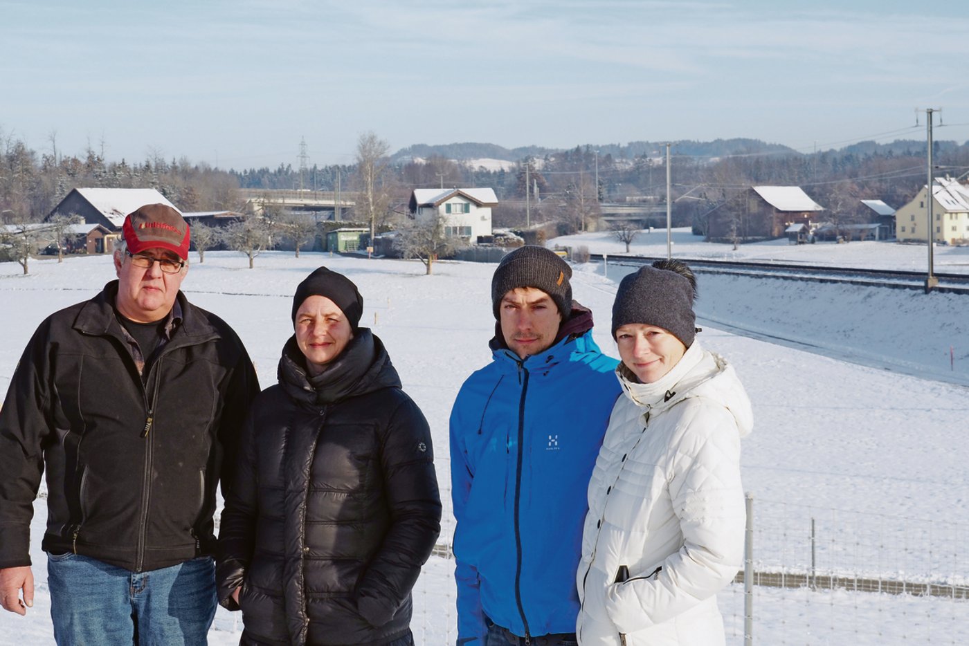 Wehren sich gegen das SBB-Projekt am Standort  Bubikon (v. l. n. r.): Christian und Jasmin Albrecht, Reto und Annemarie Frey.(Bild Christian Weber)