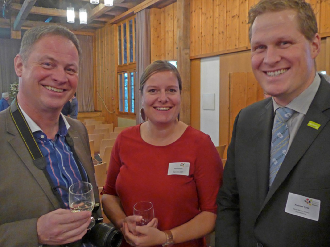 Entspannt nach getaner Arbeit: Katrina Ritter und Andreas Wyss von den Berner Bauern mit Alois Heinzer, Redaktionsleiter Bauernzeitung Nordwestschweiz (links). (Bild Adrian Krebs)