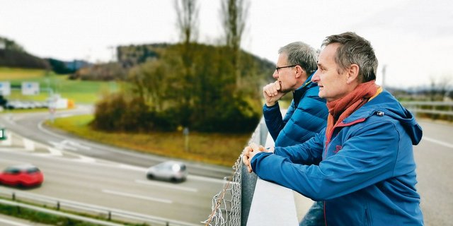 Von der Raststätte Grauholz aus blicken Stefan Moser (hinten) und Rüedu Schüpbach auf die Autobahn. Es ist ein Ort, an dem sich die beiden Landwirte und Berater oft treffen, auch wenn das auf den ersten Blick seltsam wirkt. (Bild Simone Barth)