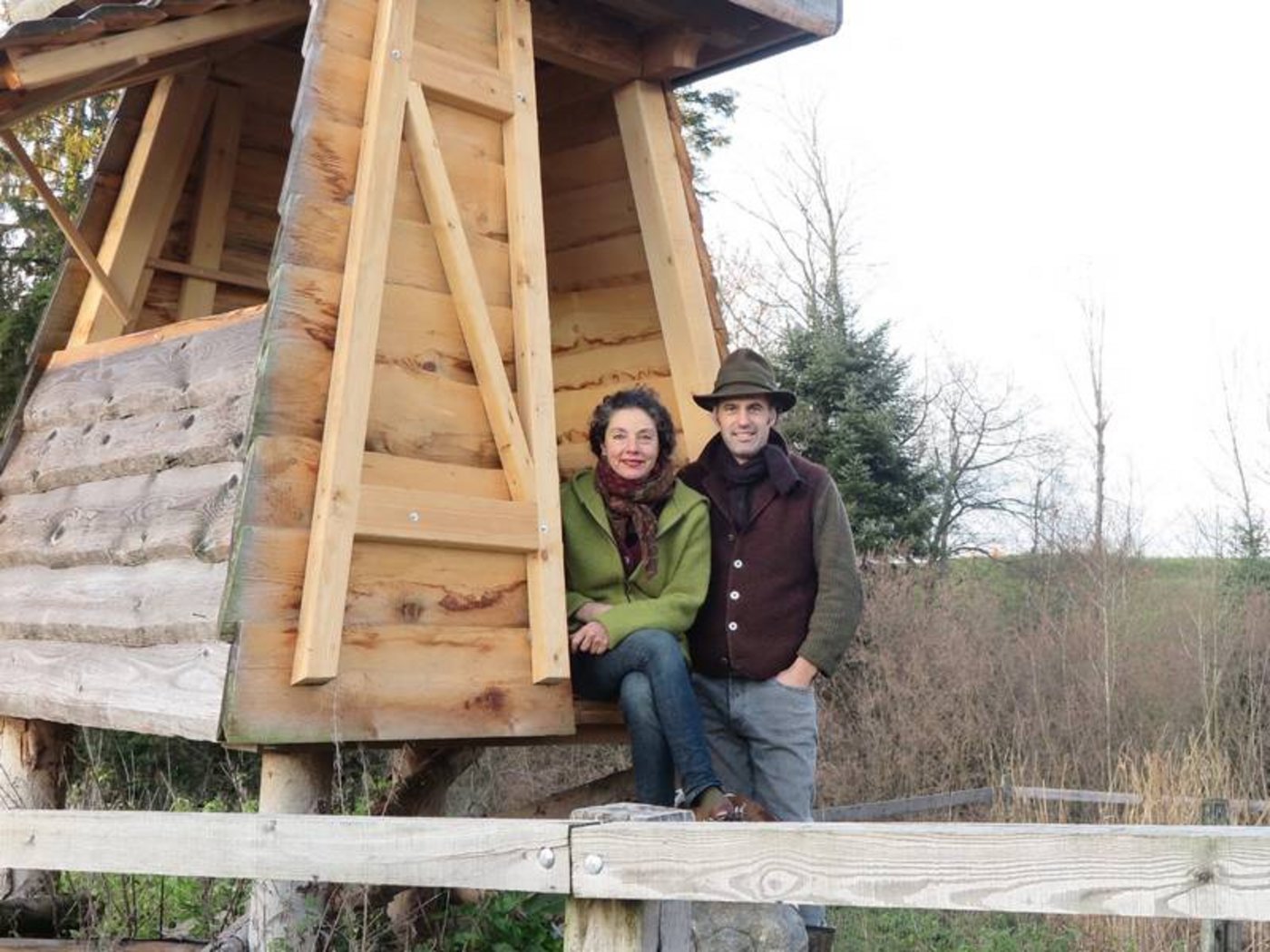 Das Landwirtepaar Claudia Wanger und Nils Müller auf ihrem massgeschneiderten Schiessstand. (Foto: Hof zur Chalte Hose")