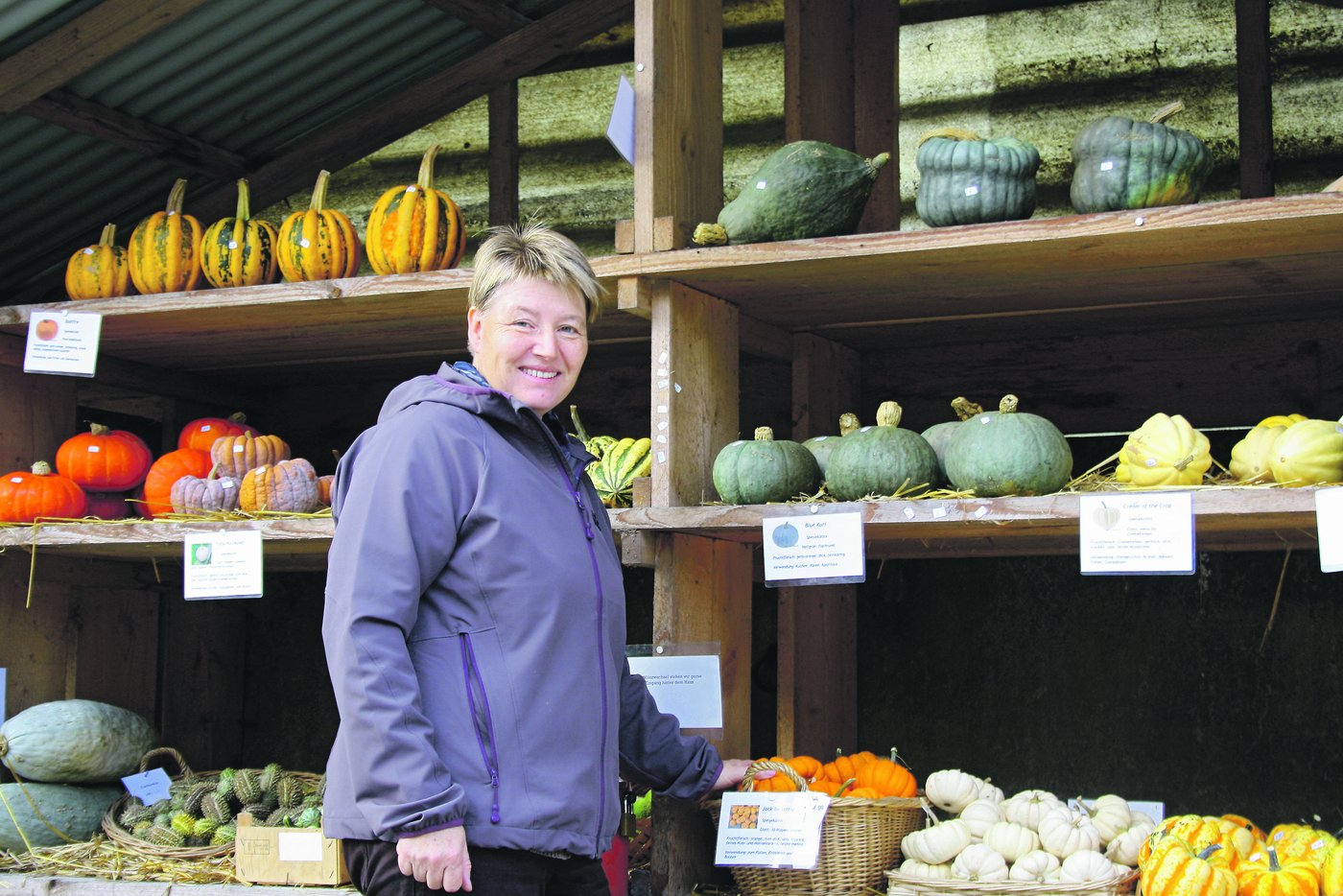 Therese Waldmann legt viel Wert auf eine attraktive Präsentation der Kürbisse. (Bild bma)