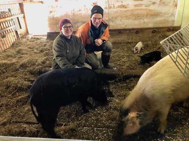 Susanne und Christian Knaus mit ihren Alpenschweinen: Bei der Muttersau vorne rechts stimmt zwar die Blutlinie, sie muss trotzdem ausgemerzt werden, da sie zu wenig schwarze Ferkel wirft. (Bilder Esther Thalmann)