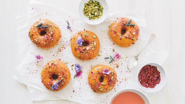 Rezept für Donuts mit essbaren Blüten. (Foto: Kathrin Toldo)