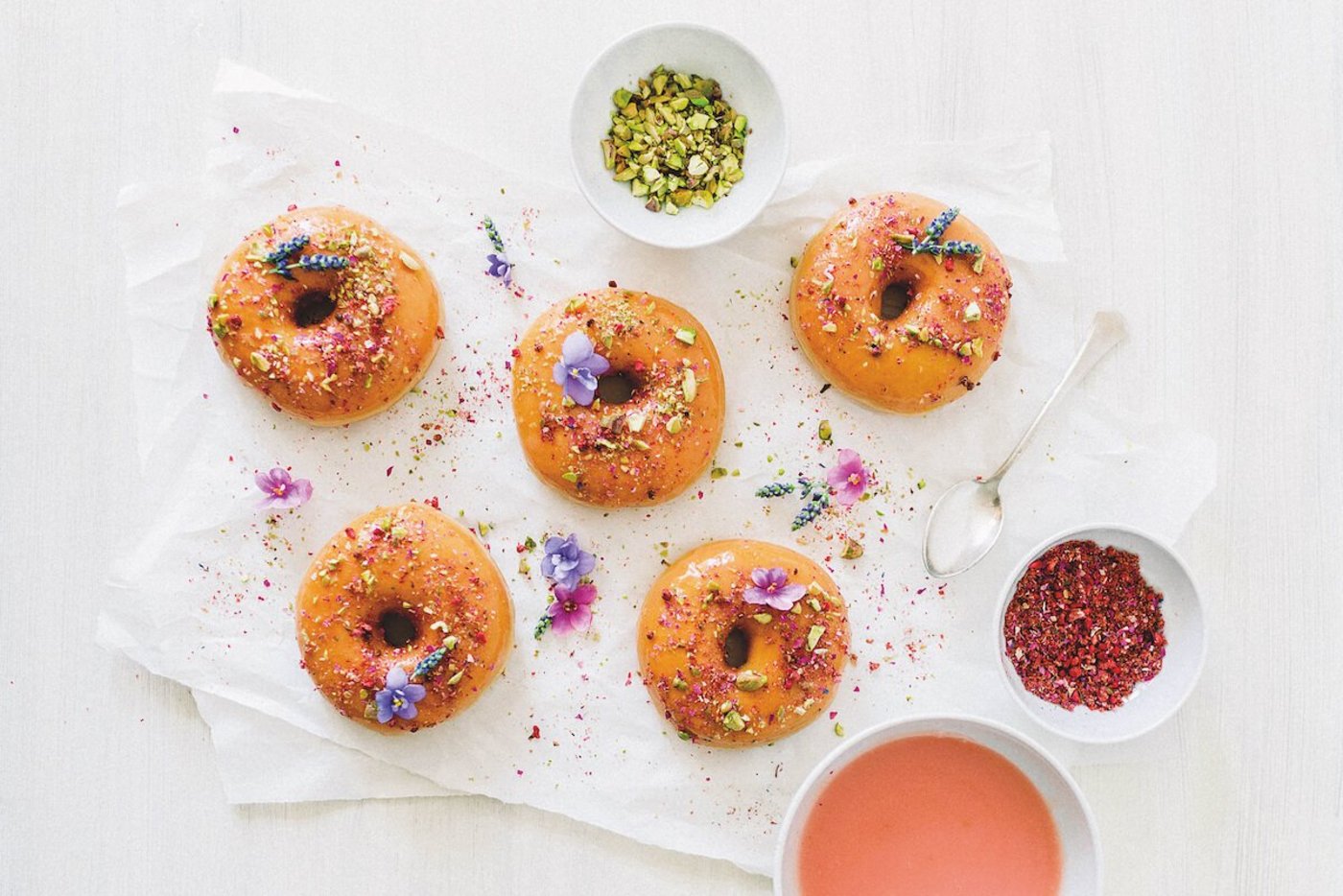 Rezept für Donuts mit essbaren Blüten. (Foto: Kathrin Toldo)