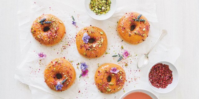 Rezept für Donuts mit essbaren Blüten. (Foto: Kathrin Toldo)