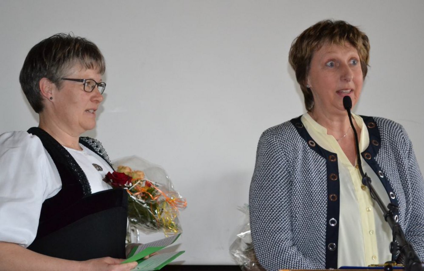Gaby Rösti befragte die Referentin nach ihrem wahren Grund zum Rücktritt aus der Politik. Da meinte Béatrice Struchen locker: « Ich fühlte mich auf dem Abstellgeleis, deshalb trat ich eigentlich zurück». (Bild Alois Heinzer)