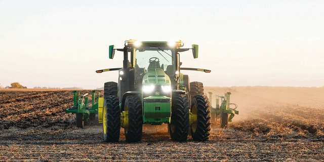 Fährt wie von Geisterhand: Der neue autonome Traktor von John Deere braucht keinen Fahrer mehr, sobald er auf dem Feld steht. Das Lenken übernimmt eine künstliche Intelligenz. Der auf einem 8R basierende Traktor soll noch in diesem Jahr in den Verkauf kommen. 