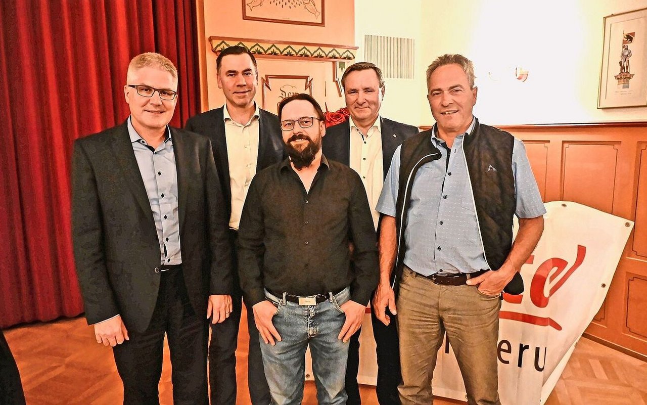 Nebst Landwirt Christian Hofmann (Mitte) referierten mit Christian Hofer, Martin Rufer, Werner Salzmann und Martin Schlup (v. l. n. r.) namhafte Persönlichkeiten in Schönbühl.