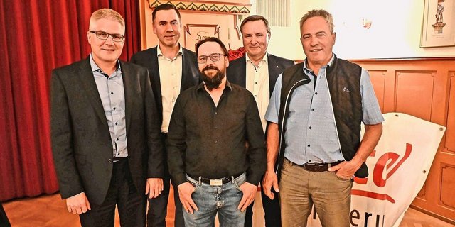 Nebst Landwirt Christian Hofmann (Mitte) referierten mit Christian Hofer, Martin Rufer, Werner Salzmann und Martin Schlup (v. l. n. r.) namhafte Persönlichkeiten in Schönbühl.