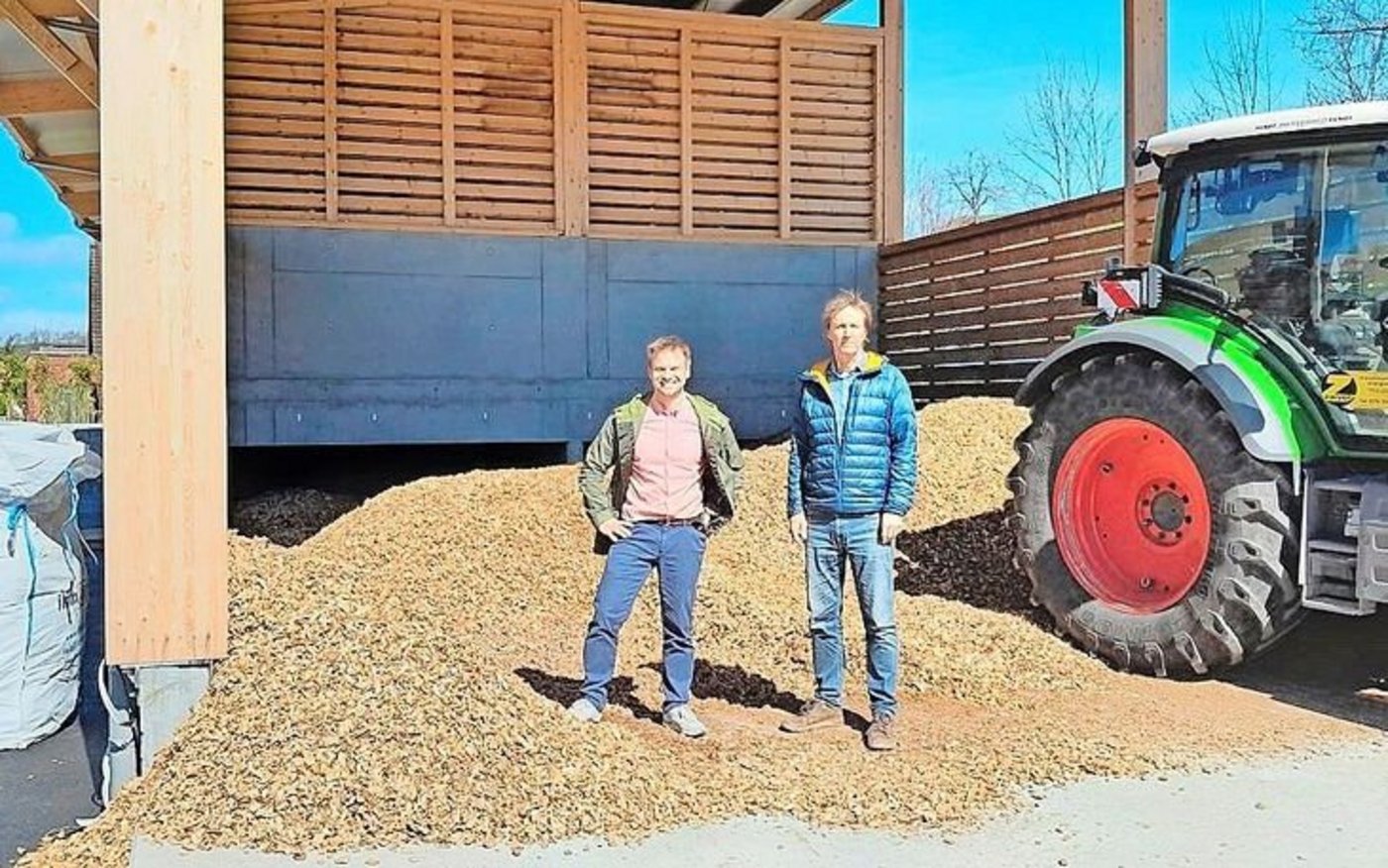 Benjamin Schmeisser und Sylvan Oehen (r.) von Energy Ocean beim Schnitzellager der Pyrolyseanlage in Luthern. 