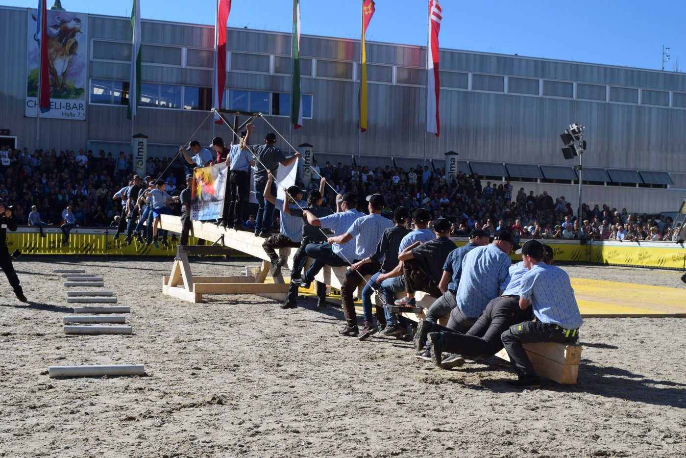 Die zweitplatzierten Landjugenden Kamor und Werdenberg auf ihrer Holz-Wippe.