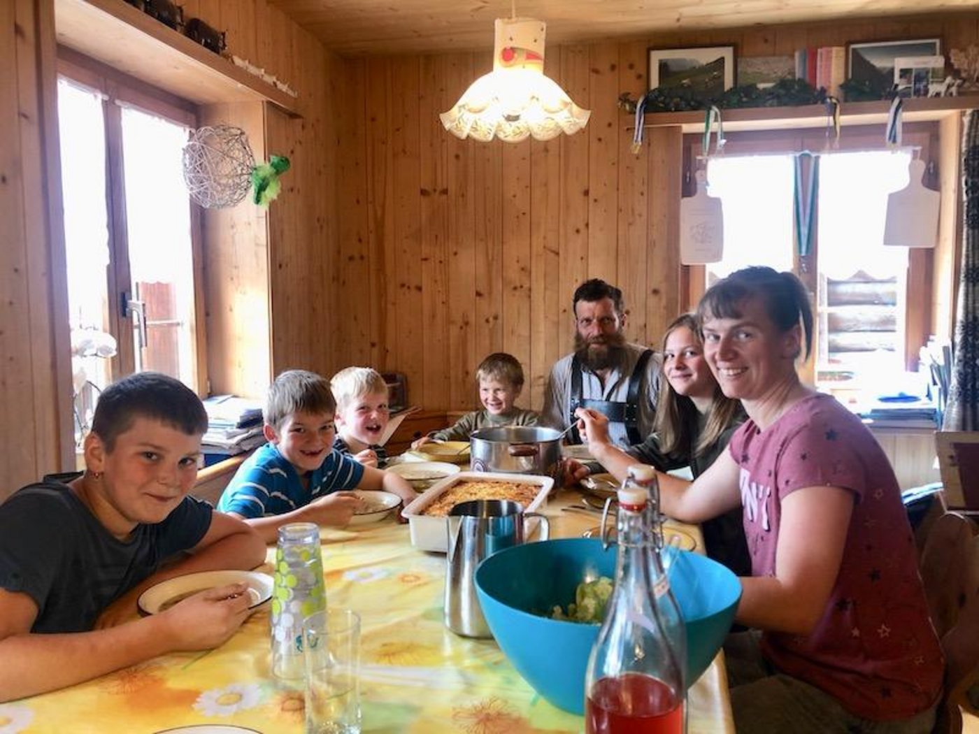 Familie Moser beim Zmittag (von links nach rechts): Sämi, Elias, Jonas, Simon Abraham, Köbi, Katharina und Silvia. Es fehlen Franziska und Jakob. (Bilder Esther Thalmann)