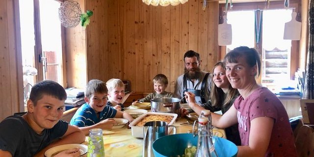 Familie Moser beim Zmittag (von links nach rechts): Sämi, Elias, Jonas, Simon Abraham, Köbi, Katharina und Silvia. Es fehlen Franziska und Jakob. (Bilder Esther Thalmann)