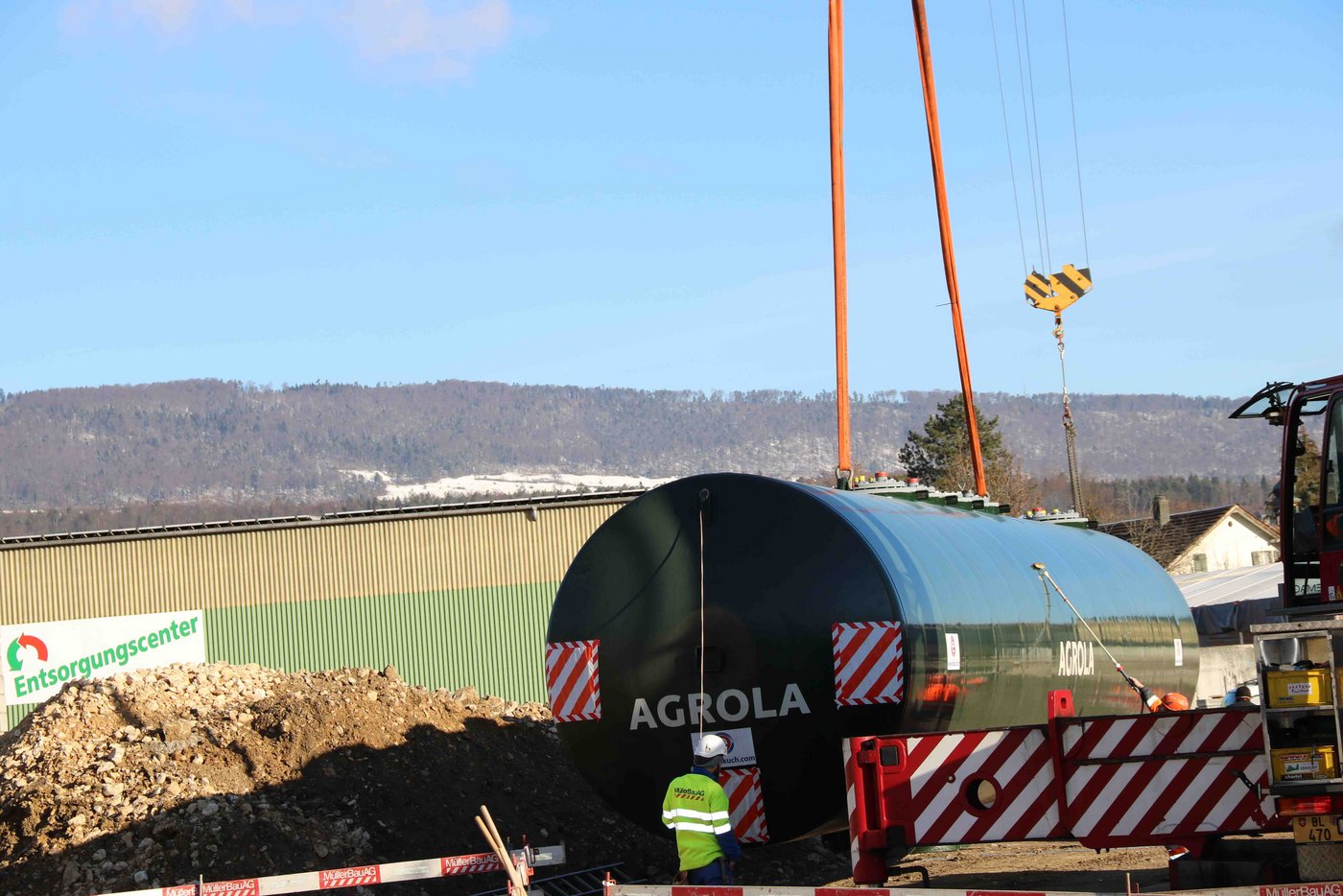 Unmittelbar vor dem Versenken muss die äussere Tankbeschichtung durch den Hersteller mit einem Porenprüfgerät untersucht werden. 