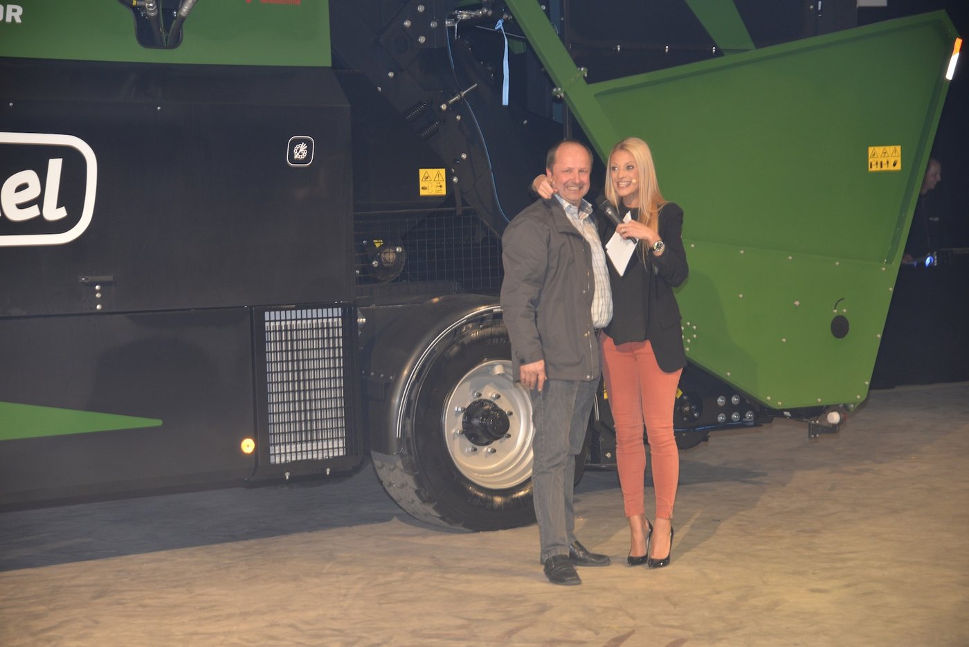 Lohnunternehmer Werner Steinmann erklärte Christa Rigozzi und den Besuchern wie die neue Orkel Ballenpresse funktioniert.