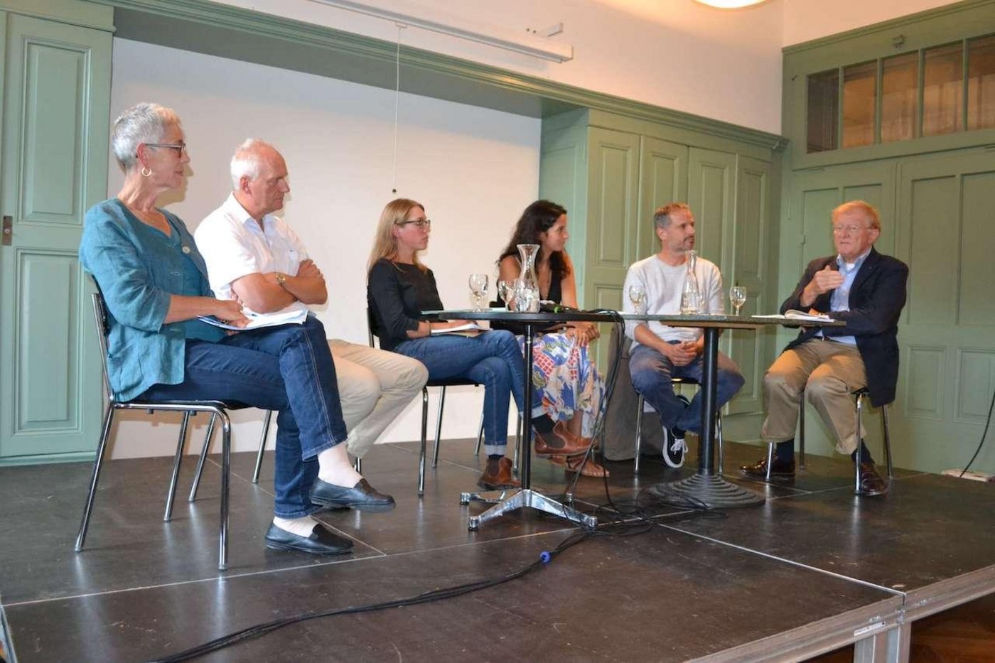 Regina Fuhrer, Thomas Nemecek, Tina Siegenthaler, Moderatorin Alexandra Gavilano, Adrian Wiedmer und Thomas Cottier  (v. l. n. r.) diskutierten über die Chancen regionaler Ernährung für einen nachhaltigen Konsum. (Bild jsc)