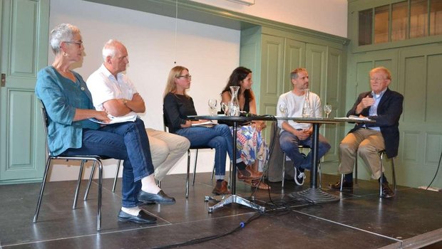 Regina Fuhrer, Thomas Nemecek, Tina Siegenthaler, Moderatorin Alexandra Gavilano, Adrian Wiedmer und Thomas Cottier (v. l. n. r.) diskutierten über die Chancen regionaler Ernährung für einen nachhaltigen Konsum. (Bild jsc)