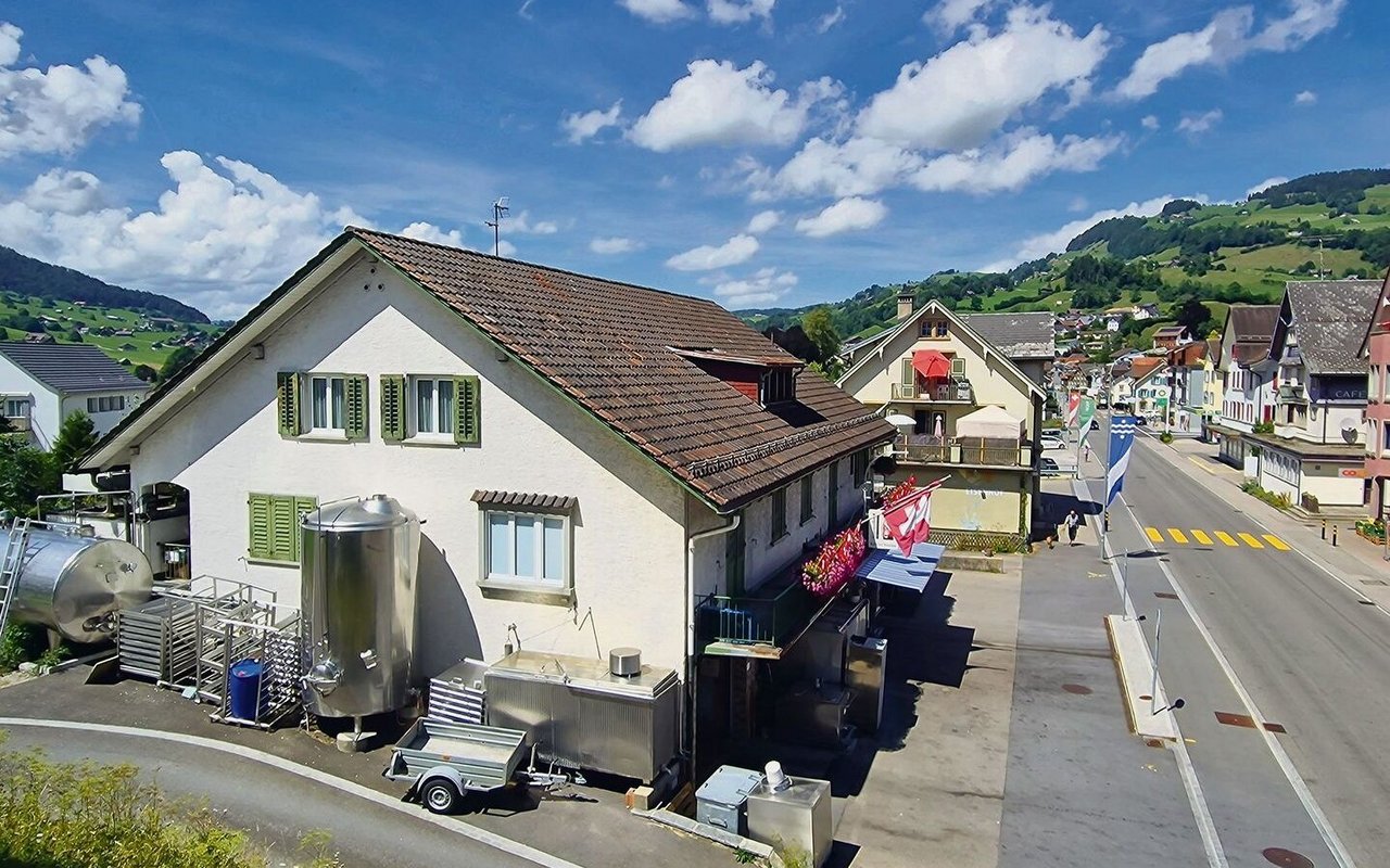 Viele landwirtschaftliche Erzeugnisse werden im Ort verarbeitet und vermarktet. Gleich neben dem Gemeindehaus liegt die Appenzeller-Käserei von Nesslau.